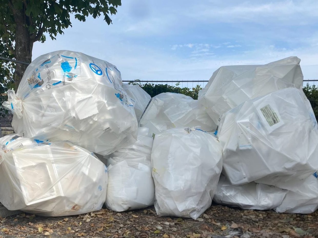 Saches de polystyrène entassées